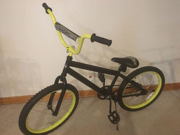 Specialized Louis Vuitton Hotrock 24" Kid Mountain Bike, READ