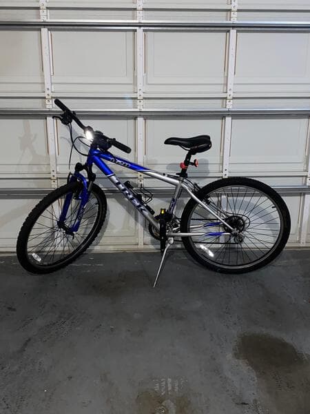 Trek 820 top mens mountain bike