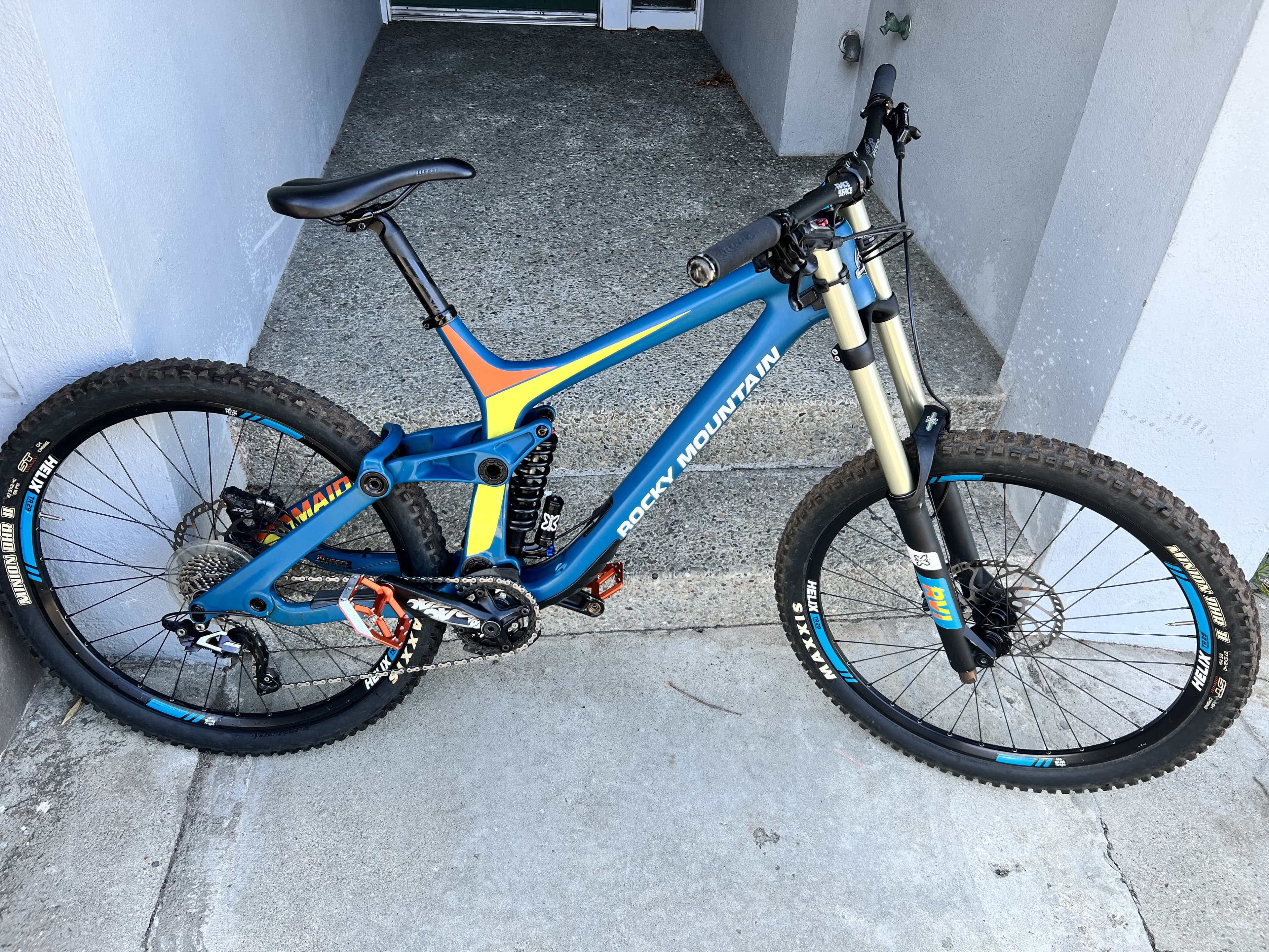 Downhill bike rocky best sale mountain